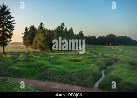 Bataille de la Première Guerre mondiale montrant répond à la bombe et des tranchées de la PREMIÈRE GUERRE MONDIALE, les terre-neuvien de Beaumont-Hamel, Somme, France Banque D'Images