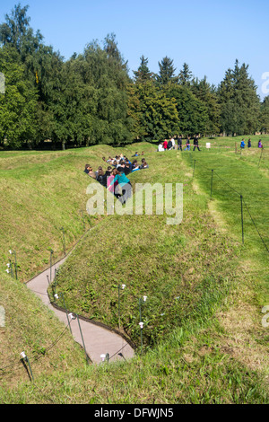 Les enfants de l'école anglais visiter Première Guerre mondiale l'une des tranchées au Canadian terre-neuvien de Beaumont-Hamel, Somme, France Banque D'Images