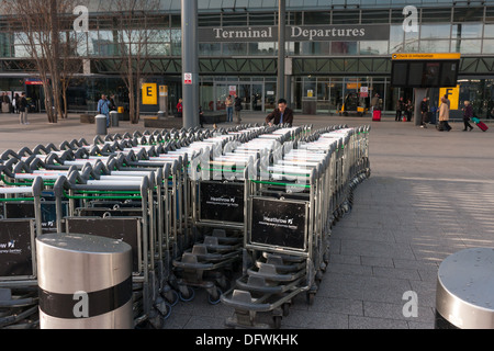 Chariots à bagages à l'extérieur de l'aéroport Heathrow Terminal 3 Banque D'Images