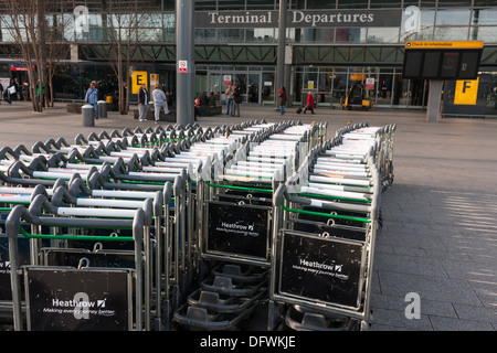 Rangées de chariots à bagages de l'aéroport d'Heathrow Terminal 3 départs à l'extérieur Banque D'Images