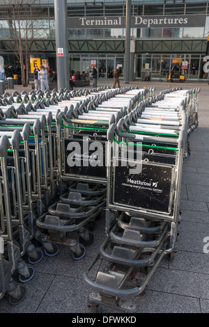 Chariots à bagages à l'extérieur de l'aéroport Heathrow Terminal 3 Banque D'Images