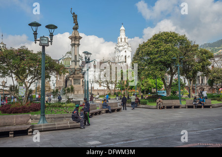 Place de l'indépendance et la cathédrale Métropolitaine et mémorial aux héros de l'indépendance, Quito, Pichincha Banque D'Images