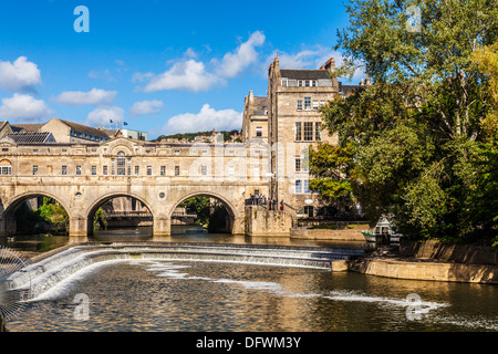 L'affichage classique du pont Pulteney palladienne et Weir dans la ville du patrimoine mondial de Bath dans le Somerset, Royaume-Uni. Banque D'Images