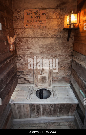 En bois old time outhouse avec lampe électrique, le Dakota du Sud Banque D'Images