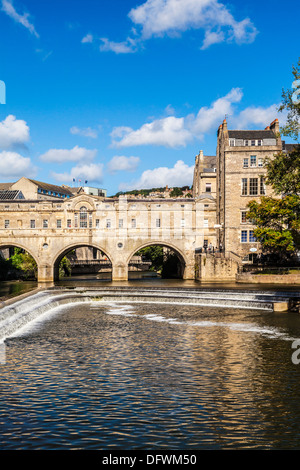 L'affichage classique du pont Pulteney palladienne et Weir dans la ville du patrimoine mondial de Bath dans le Somerset, Royaume-Uni. Banque D'Images