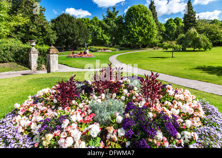 Vue sur la Parade Gardens à Bath sous le soleil d'été. Banque D'Images