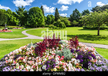 Vue sur la Parade Gardens à Bath sous le soleil d'été. Banque D'Images