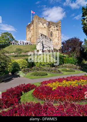 Château de Guildford battant le drapeau de l'Union Jack avec un été formel Jardins couleur florale en premier plan Guildford Surrey Royaume-Uni Banque D'Images