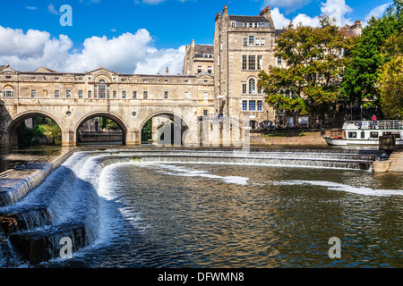 L'affichage classique du pont Pulteney palladienne et Weir dans la ville du patrimoine mondial de Bath dans le Somerset, Royaume-Uni. Banque D'Images