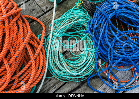 Cordes enroulées multicolores sur un quai au port de Peggy's Cove, en Nouvelle-Écosse. Banque D'Images
