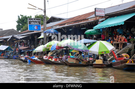 Marché Flottant voie navigable à Amphawa, Samut Songkhram en Thaïlande. Banque D'Images