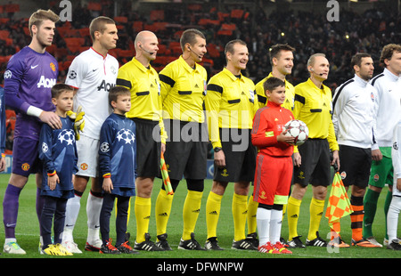 Les arbitres et les joueurs de football pendant le match Shakhtar vs Manchester United Banque D'Images