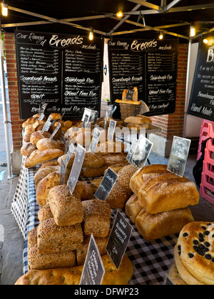 Boulangerie marché stalle avec variété de pains artisanaux attrayants exposés à la main pour la vente sur petit boulangerie stalle Guildford High Street Surrey Royaume-Uni Banque D'Images