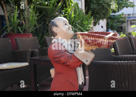 Serveur dans un panier en osier avec Red Jacket Banque D'Images