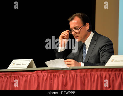 Old Westbury, New York, États-Unis 8 octobre 2013. THOMAS SUOZZI démocrate, l'ancien exécutif de comté de Nassau, débats avec les Nassau County Executive Mangano au débat organisé par l'Association des officiels de la village du comté de Nassau, représentant 64 villages incorporés avec 450 000 habitants, comme les opposants font face à une revanche dans le élections de novembre 2013. Credit : Ann E Parry/Alamy Live News Banque D'Images