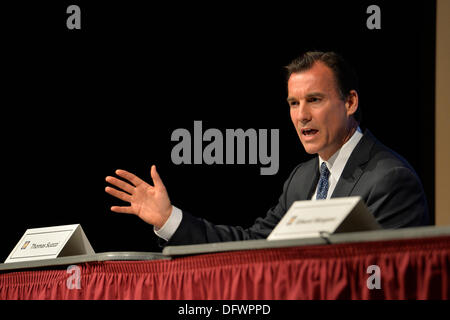 Old Westbury, New York, États-Unis 8 octobre 2013. THOMAS SUOZZI démocrate, l'ancien exécutif de comté de Nassau, débats avec les Nassau County Executive Mangano au débat organisé par l'Association des officiels de la village du comté de Nassau, représentant 64 villages incorporés avec 450 000 habitants, comme les opposants font face à une revanche dans le élections de novembre 2013. Credit : Ann E Parry/Alamy Live News Banque D'Images