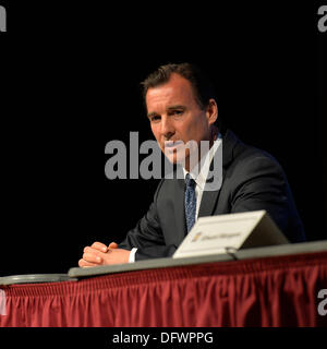 Old Westbury, New York, États-Unis 8 octobre 2013. THOMAS SUOZZI démocrate, l'ancien exécutif de comté de Nassau, débats avec les Nassau County Executive Mangano au débat organisé par l'Association des officiels de la village du comté de Nassau, représentant 64 villages incorporés avec 450 000 habitants, comme les opposants font face à une revanche dans le élections de novembre 2013. Credit : Ann E Parry/Alamy Live News Banque D'Images