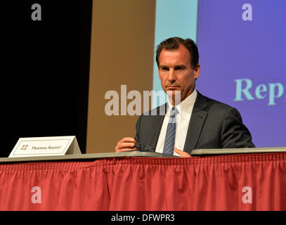 Old Westbury, New York, États-Unis 8 octobre 2013. THOMAS SUOZZI démocrate, l'ancien exécutif de comté de Nassau, débats avec les Nassau County Executive Mangano au débat organisé par l'Association des officiels de la village du comté de Nassau, représentant 64 villages incorporés avec 450 000 habitants, comme les opposants font face à une revanche dans le élections de novembre 2013. Credit : Ann E Parry/Alamy Live News Banque D'Images