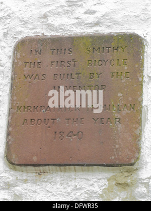 Plaque commémorative à Kirkpatrick MacMillan à Courthill Smithy, Keir Mill, Nithsdale, Dumfries & Galloway, Scotland, UK Banque D'Images