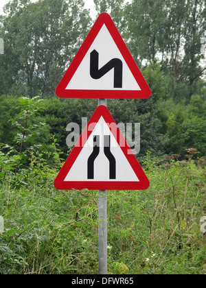 Le triangle rouge de signalisation d'avertissement et de mise en route pour un rétrécissement et Bendy Road, UK Banque D'Images