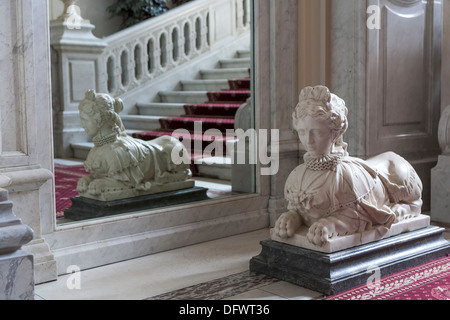 Escalier d'entrée de la statue , Palais Yusupov, Saint-Pétersbourg, Russie Banque D'Images