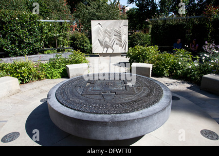 Le jardin de la paix tibétain par Hamish Horsley Geraldine Mary Harmsworth Park à l'extérieur de l'Imperial War Museum, Londres, Royaume-Uni. Banque D'Images