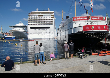 Les navires de croisière Grand Princess & MSC Magnifica à Stavanger en Norvège avec port droit Rogaland Banque D'Images