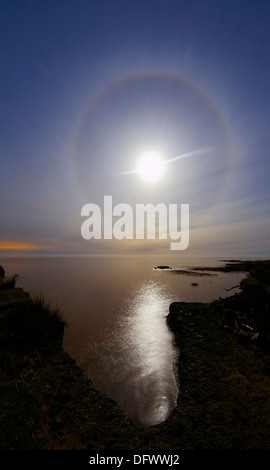 23 juin, 2013 - 22 degrés un halo autour de la 2013 supermoon, Punta Piedras, Argentine. Banque D'Images