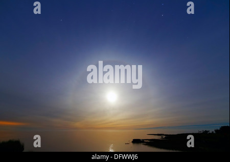 23 juin, 2013 - 22 degrés un halo autour de la 2013 supermoon, Punta Piedras, Argentine. Banque D'Images