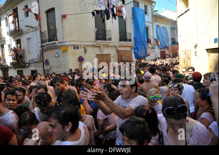 Bunol, Valencia, Espagne - participants de l'assemblée 'Tomatina' couvert de pâte de tomate Banque D'Images