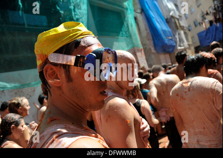 Bunol, Valencia, Espagne - participants de l'assemblée 'Tomatina' couvert de pâte de tomate Banque D'Images