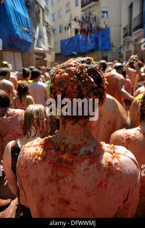 Bunol, Valencia, Espagne - participants de l'assemblée 'Tomatina' couvert de pâte de tomate Banque D'Images