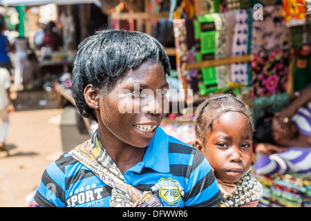 Friendly, gai indigènes locales African woman carrying sa fille sur son dos à Maramba Marché, Livingstone, Zambie Banque D'Images