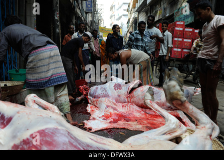 Dhaka, Bangladesh Festival Islamique du Sacrifice de l'Aïd al-Adha, les musulmans l'abattage des animaux sur la route et de distribuer la viande Banque D'Images