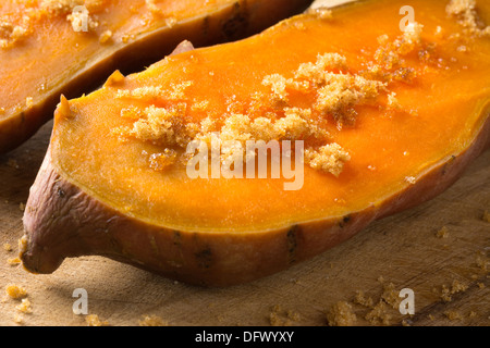 Deux moitiés de pommes de terre cuites avec du sucre brun Banque D'Images