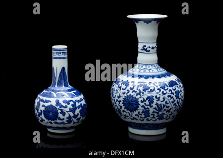 Chinois traditionnel vases en porcelaine bleu et blanc Banque D'Images