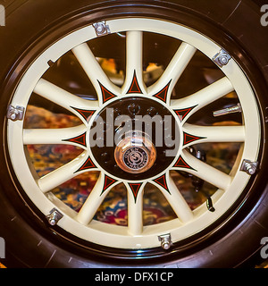 La roue d'une voiture électrique magnétique Owen au Musée Nethercutt à Sylmar California Banque D'Images