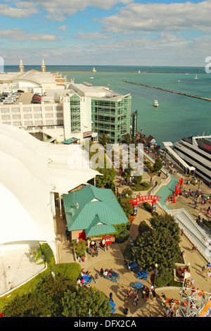 Vue aérienne du théâtre de Shakespeare, un parking privatif et d'extrémité de Navy Pier à Chicago, Illinois, la verticale Banque D'Images