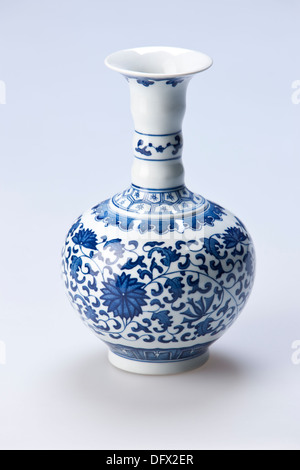 Chinois traditionnel vase en porcelaine bleu et blanc Banque D'Images