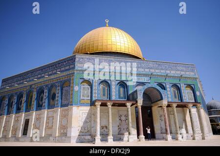 Vue sur le Dôme du rocher sur le mont du Temple dans la vieille ville de Jérusalem, Israël, 10 septembre 2013. Jérusalem est une ville sainte pour les trois religions monothéistes ; les Juifs, Musulmans, et les chrétiens ont certains de leurs sanctuaires ici. Le dôme du Rocher sur le mont du Temple est un bâtiment octogonal de l'époque omeyyade. Il couvre le rocher d'où, selon la tradition musulmane, Mahomet est monté au ciel et a rencontré l'ex-prophète du judaïsme et de Jésus. Selon la tradition biblique, c'est l'endroit où Abraham a voulu sacrifier son fils Isaac. Le Dôme du rocher avec sa ro Banque D'Images