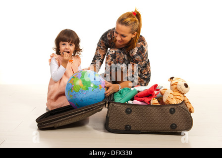 Mère et fille faire leurs bagages pour le voyage Banque D'Images