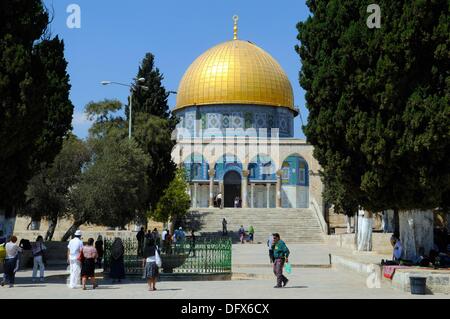 Vue sur le Dôme du rocher sur le mont du Temple de la mosquée Al-Aqsa ; vous pouvez voir la soi-disant "awazin', les échelles, sur le haut de l'escalier, dans la vieille ville de Jérusalem, Israël, 10 septembre 2013. Le jour de la résurrection, selon la tradition musulmane, toutes les choses, les actes, et les péchés d'une personne sont pesés sur les échelles dans ces colonnes. Jérusalem est une ville sainte pour les trois religions monothéistes ; les Juifs, Musulmans, et les chrétiens ont certains de leurs sanctuaires ici. Le dôme du Rocher sur le mont du Temple est un bâtiment octogonal de l'époque omeyyade. Il couvre le rocher d'où, accordin Banque D'Images