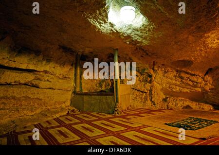 Vue de la grotte, le soi-disant Maghara, dans l'intérieur du Dôme du rocher sur le mont du Temple dans la vieille ville de Jérusalem, Israël, 10 septembre 2013. Jérusalem est une ville sainte pour les trois religions monothéistes ; les Juifs, Musulmans, et les chrétiens ont certains de leurs sanctuaires ici. Le dôme du Rocher sur le mont du Temple est un bâtiment octogonal de l'époque omeyyade. Il couvre le rocher d'où, selon la tradition musulmane, Mahomet est monté au ciel et a rencontré l'ex-prophète du judaïsme et de Jésus. Selon la tradition biblique, c'est l'endroit où Abraham a voulu sacrifier hi Banque D'Images