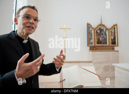 Fichier - Un fichier photo en date du 03 décembre 2012 montre l'évêque de Limbourg Franz-Peter Tebartz-van Elst dans la chapelle de la résidence épiscopale à l'Alte Vikarie en face de la cathédrale de Limburg an der Lahn, Allemagne. Les 31 millions d'euros pour les travaux de construction est à l'origine de discussions dans les médias. Photo : Boris Roessler Banque D'Images