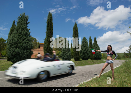 Mille Miglia, 1000 Miglia, Race, Pit Babe, fille, femme, italienne, vérifié, drapeau, spectateur, Toscane Banque D'Images