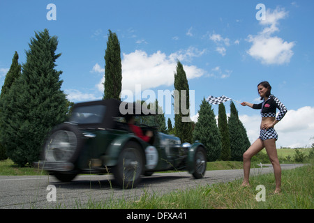 Mille Miglia, 1000 Miglia, Race, Pit Babe, fille, femme, italienne, vérifié, drapeau, spectateur, Toscane Banque D'Images