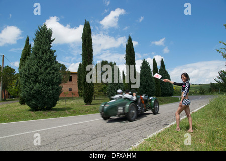 Mille Miglia, 1000 Miglia, Race, Pit Babe, fille, femme, italienne, vérifié, drapeau, spectateur, Toscane Banque D'Images