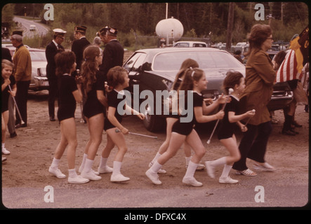 De jeunes majorettes courent pour se joindre à la parade du jour du souvenir à Inlet, situé près des lacs Fulton Chain dans les Adirondacks. L'image capture un moment vibrant dans une fête dans une petite ville. Banque D'Images