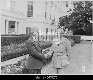 Photographie du président Truman shaking hands with Maréchal Bernard Montgomery, chef de l'Imperial Général... 199419 Banque D'Images