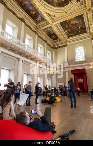 Visiteurs examiner l'intérieur de la salle de banquet de Whitehall, Londres, conçu par Inigo Jones. Banque D'Images